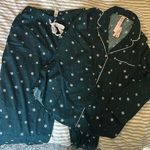 NWT Victoria’s Secret Snowflake Cotton Pajama Set size Large